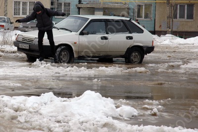 Автомобили вмерзли в лед