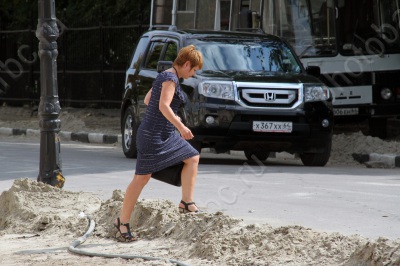 В Саратове демонтируют тротуарную плитку