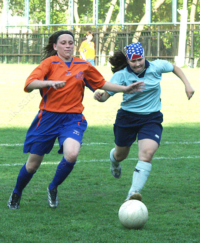 Женщины играют в футбол
