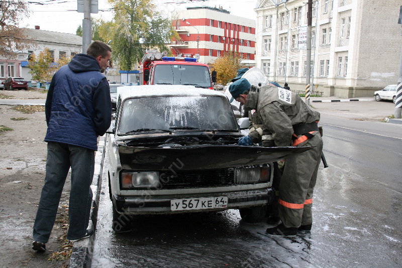В центре города загорелся автомобиль