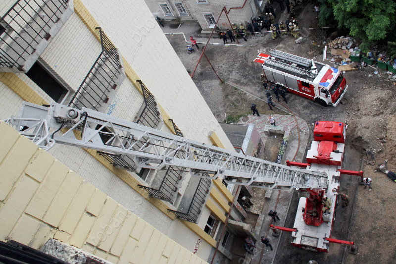 Пожарные на высотном здании