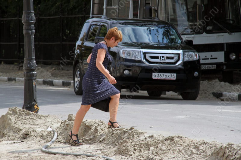 В Саратове демонтируют тротуарную плитку
