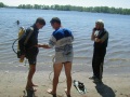 Спасатель-водолаз готовится начать поиски утонувшего, река Волга.