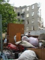 Вещи жильцов аварийного дома, эвакуированные из начавшего обрушаться подъезда. Улица Барнаульская 2, Заводской район.