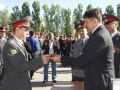 Главный федеральный инспектор по Саратовской области Ринат Халиков вручает удостоверение курсанта.