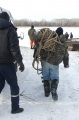 Подготовка спасателей к подъему  провалившегося под лед автомобиля "Шевроле-Нива". Река Каюковка, село Генеральское.