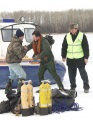 Подготовка спасателей к подъему  провалившегося под лед автомобиля "Шевроле-Нива". Река Каюковка, село Генеральское.