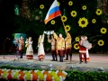 Саратовский ансамбль "Кристалл-Балалайка" с флагом России на американской сцене. 
