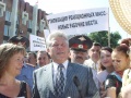 Губернатор Павел Ипатов на митинге  на котором собравшиеся привлекли внимание к возможному возникновению чрезвычайных ситуаций техногенного характера. 