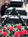 Народный артист СССР Мстислав Ростропович на могиле Архиепископа Пимена у Свято-Троицкого собора.