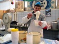 Торговля молочными продуктами. Крытый рынок, Саратов.