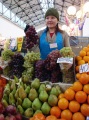 Торговля фруктами. Крытый рынок, Саратов.