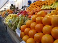 Торговля фруктами. Крытый рынок, Саратов.
