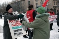 Члены КПРФ проводят пикету у  памятника Чернышевскому в знак протеста против роста цен, повышения тарифов за проезд в общественном транспорте и в сфере ЖКУ.