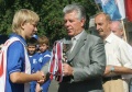 Губернатор Саратовской области Павел Ипатов награждает победителей 6-го областного турнира по футболу среди дворовых команд. 