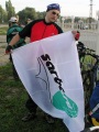 Саратовский велотурист Анатолий Степанов с флагом информационного спонсора.