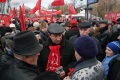 Cаратовские коммунисты отмечают 91-ю годовщину революции. Депутат Госдумы Валерий Рашкин (в центре). 