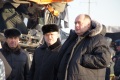 Начальник ГУВД по Саратовской области Сергей Аренин (справа)на месте столкновения пассажирского автобуса с "КАМАЗом".