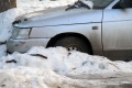 Припаркованные на длительный срок на городских улицах и на тротуарах автомобили мешают уборке снега. Саратов.