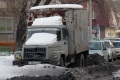Припаркованные на длительный срок на городских улицах и на тротуарах автомобили мешают уборке снега. Саратов.