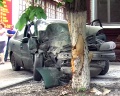 В центре "Шевроле" врезался в дерево