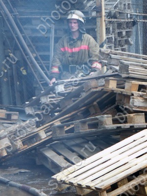 Крупный пожар на кондитерском складе