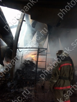 Крупный пожар на кондитерском складе