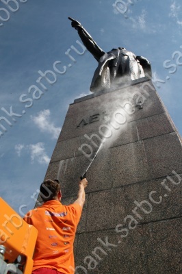 Показательная помывка памятника Ленину
