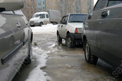 Автомобили вмерзли в лед