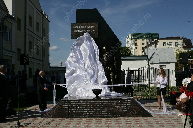 Открыт памятник жертвам репрессий