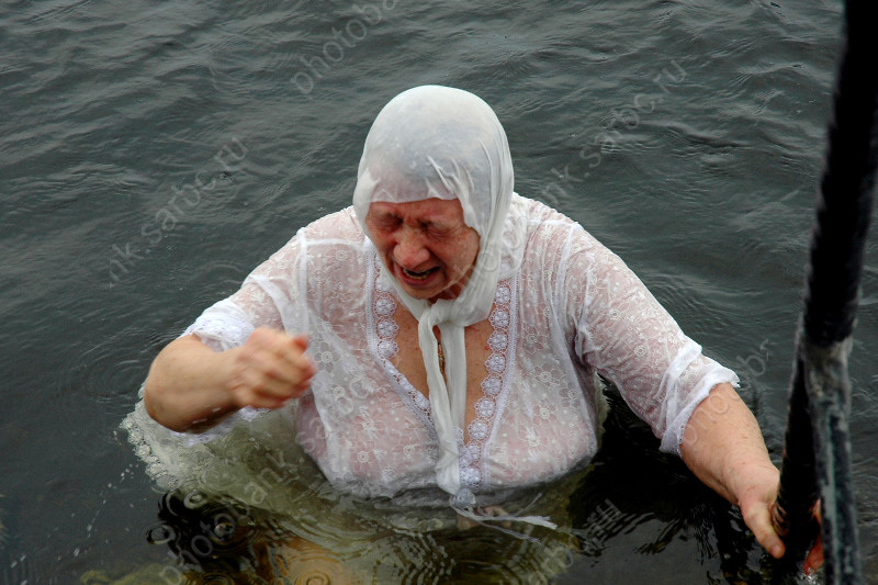 Зрелые женщины купаются. Купания пожилых. Крещенские купания бабушки. Купание женщин в сорочках. Купание бабушек.
