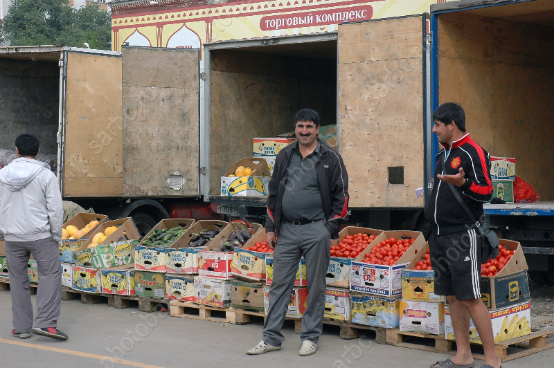Быть сильнее рынка. Рынок привоз Саратов. Овощной рынок на улице. Оптовый рынок в Симферополе. Оптовый овощной рынок в Челябинске.