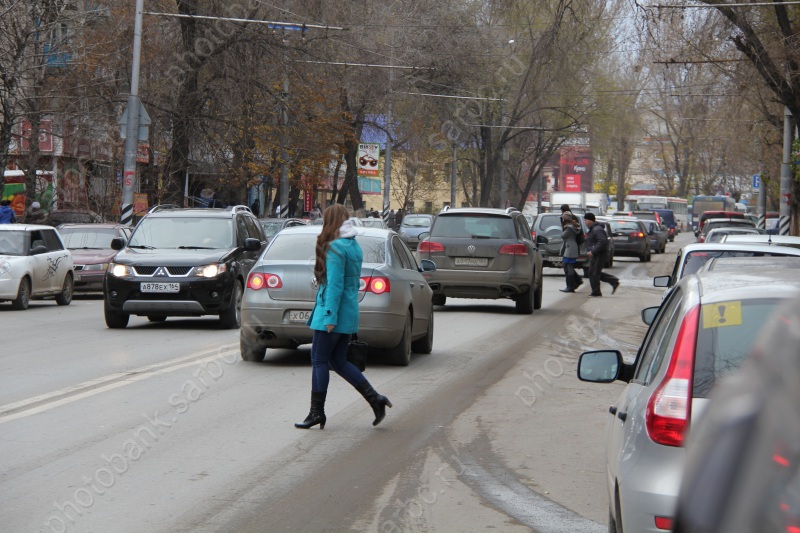 В неположенном месте. Пешеход переходит дорогу в неположенном месте ДТП. Переход в неположенном месте ДТП. Девушка перебегает дорогу в неположенном месте. Девочка переходит в неположенном месте.