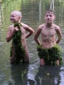 Дети, купающиеся в пруду.