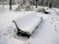Скамейка под слоем выпавшего снега, парк "Липки".