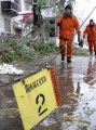 Поисково-спасательный отряд МЧС очищает городские улицы от веток и деревьев. упавших во время снегопада.