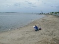 Одинокая женская фигура на пляже, река Волга. поселок Затон.