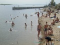 "Дикий" пляж у Саратовского автомобильного моста, река Волга.