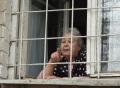 Женщина, смотрящая в окно.