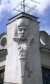 Лепная маска на фасаде здания, улица Комсомольская.