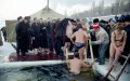 Крещение Господне. Купание в проруби (правительство Саратовской области), набережная Космонавтов.