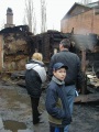 Семья у сгоревшего дома.