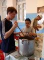 Энгельсская мечеть, областной детский просветительно-спортивный лагерь для юных мусульман. Подготовка к обеду.