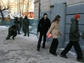 Учение УВД Саратовской области. Заложники под прикрытием бойцов ОМОН выходят из школы, захваченной террористами.