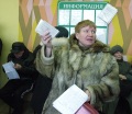 Очередь на получение льготных лекарств в аптеке N 250 Ленинского района города Саратова.