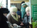Очередь на получение льготных лекарств в аптеке N250 Ленинского района города Саратова.