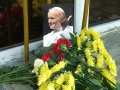 3 апреля у католиков всего мира начался девятидневный траур. К портрету Иоанна Павла II, выставленному у католического собора, верующие несут цветы.
