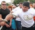 Атлет Вячеслав Максюта установил очередной рекорд - сдвинул с места прогулочный катамаран "Волга-2" весом 180 тонн.