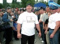 Атлет Вячеслав Максюта установил очередной рекорд - сдвинул с места прогулочный катамаран "Волга-2" весом 180 тонн.