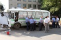 Крупное ДТП - автобус ПАЗ сбил торговый ларек. Один из торговцев погиб на месте (пр. Строителей , остановка Техучилище). 